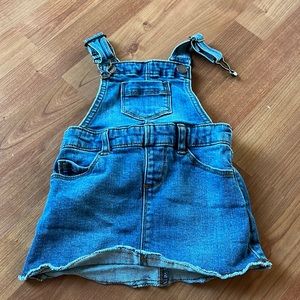 Super cute Old navy 12-18M girls denim skirt overall with many pockets, worn 1x